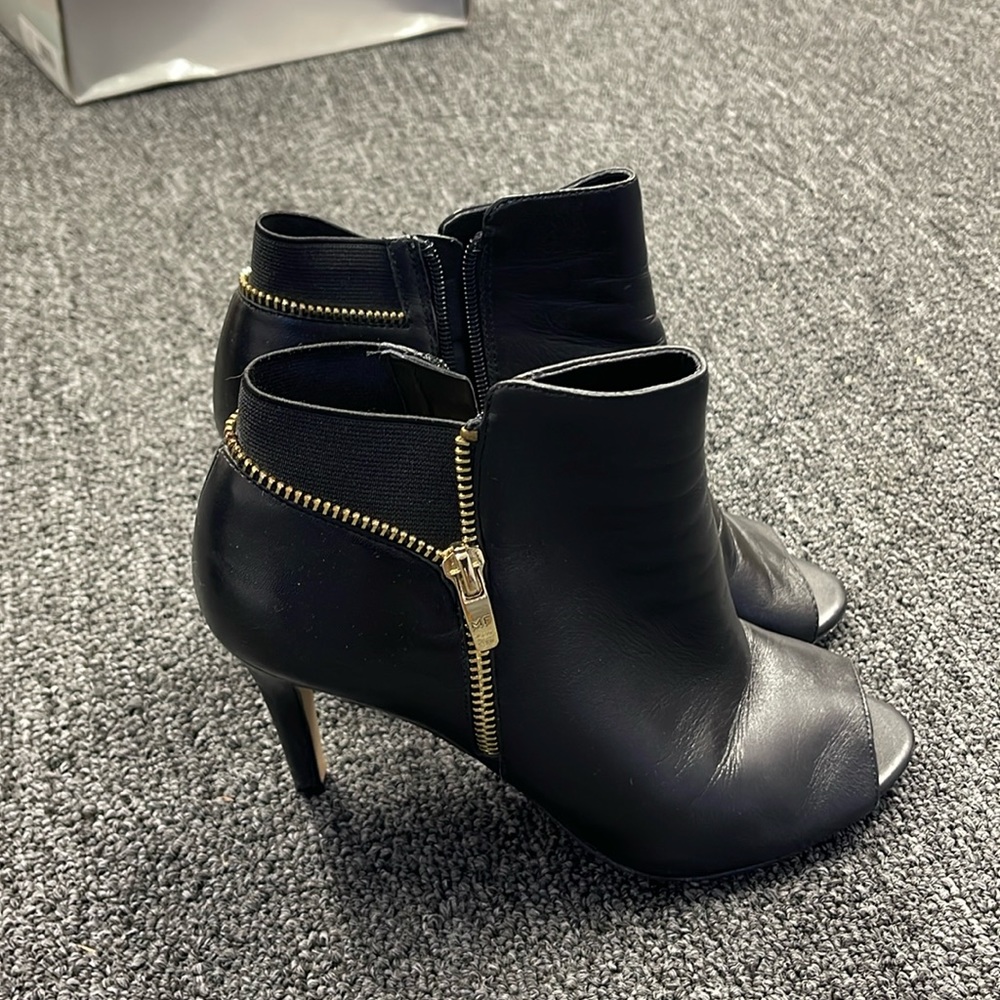 Marc Fisher women’s black heels